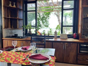 Een koelkast, een microgolfoven, een kookplaat