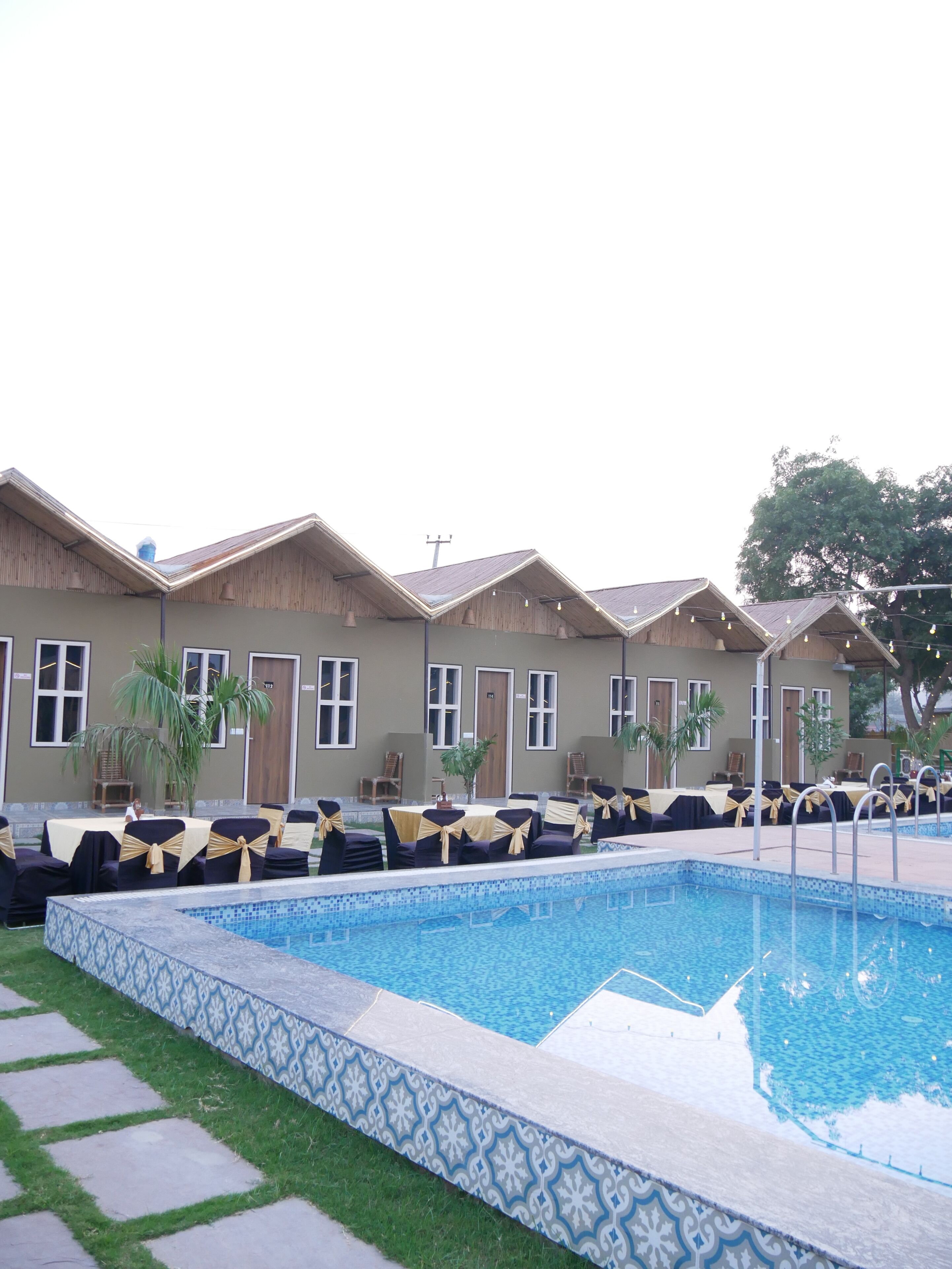 Escritorio, espacio para trabajar con laptop y wifi gratis 