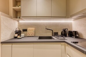 Fridge, microwave, stovetop, dishwasher