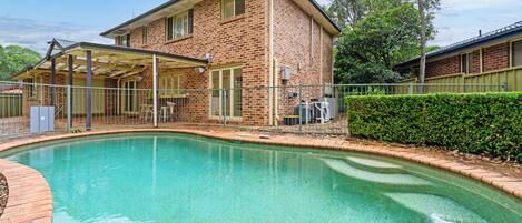 Una piscina al aire libre