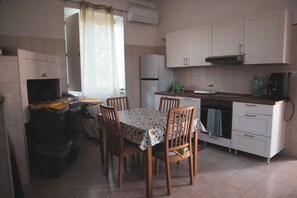 Private kitchen - CIMORELLI HOLIDAY HOME SURROUNDED BY OLIVE TREES IN THE VENAFRO PLAIN (Molise)