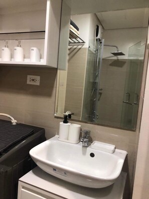 Een douche, een haardroger, een bidet, handdoeken