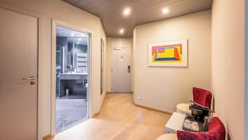 Deluxe Twin kamer | Luxe beddengoed, een bureau, een laptopwerkplek