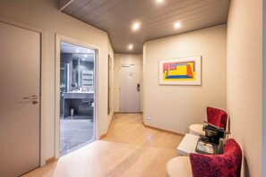 Deluxe Twin Room | Premium bedding, desk, laptop workspace, iron/ironing board - Falko Hotel (Meise)