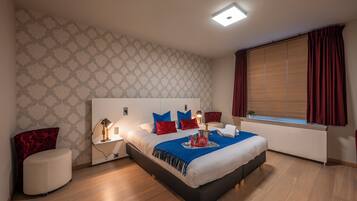 Chambre Double Premium | Coin séjour | TV connectée de 30 cm avec chaßnes numériques