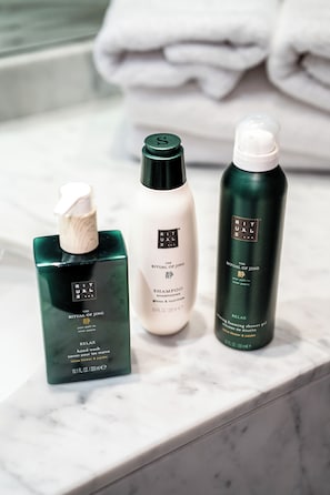 Combined shower/bathtub, free toiletries, hair dryer, towels - Falko Hotel (Meise)