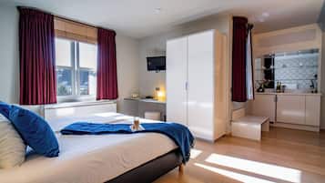 Premium tweepersoonskamer | Luxe beddengoed, een laptopwerkplek, een strijkplank/strijkijzer