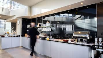 Tägliches Frühstücksbuffet (19.50 EUR pro Person)