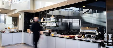 Sarapan prasmanan setiap hari (EUR 19.50 per orang)