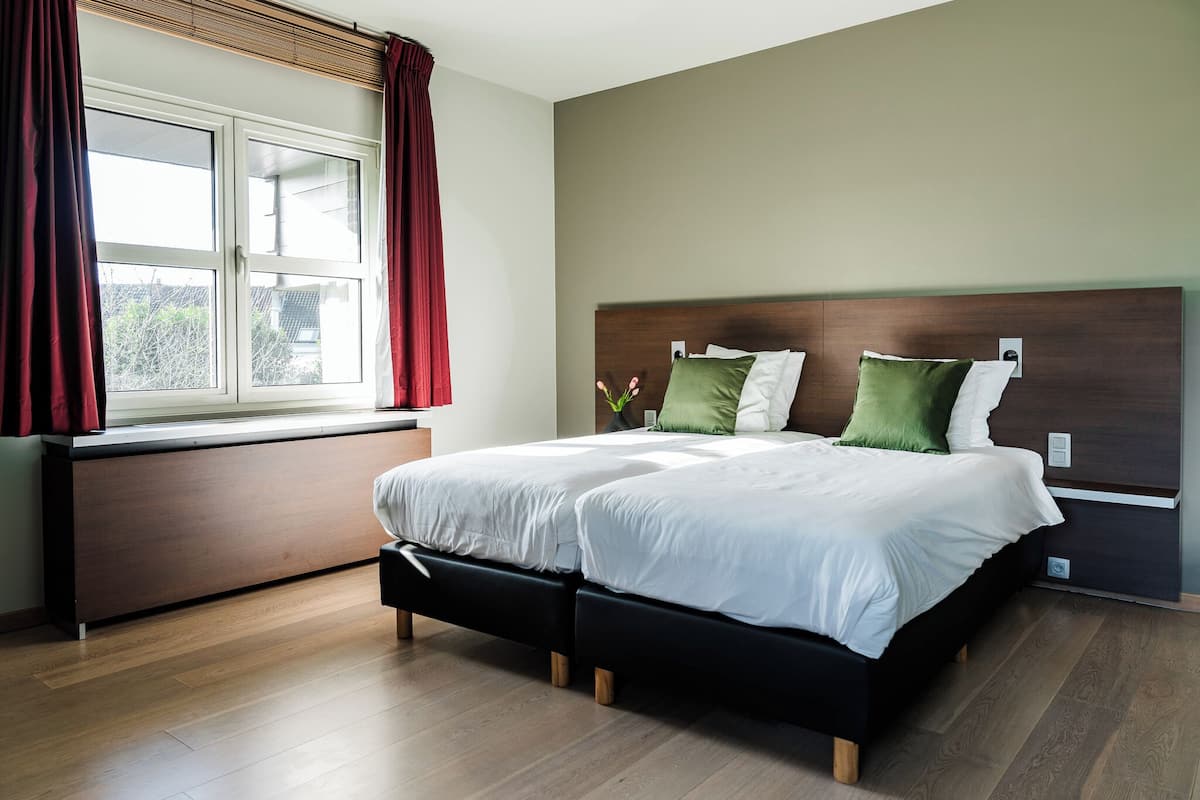 Ropa de cama de alta calidad y espacio para trabajar con laptop