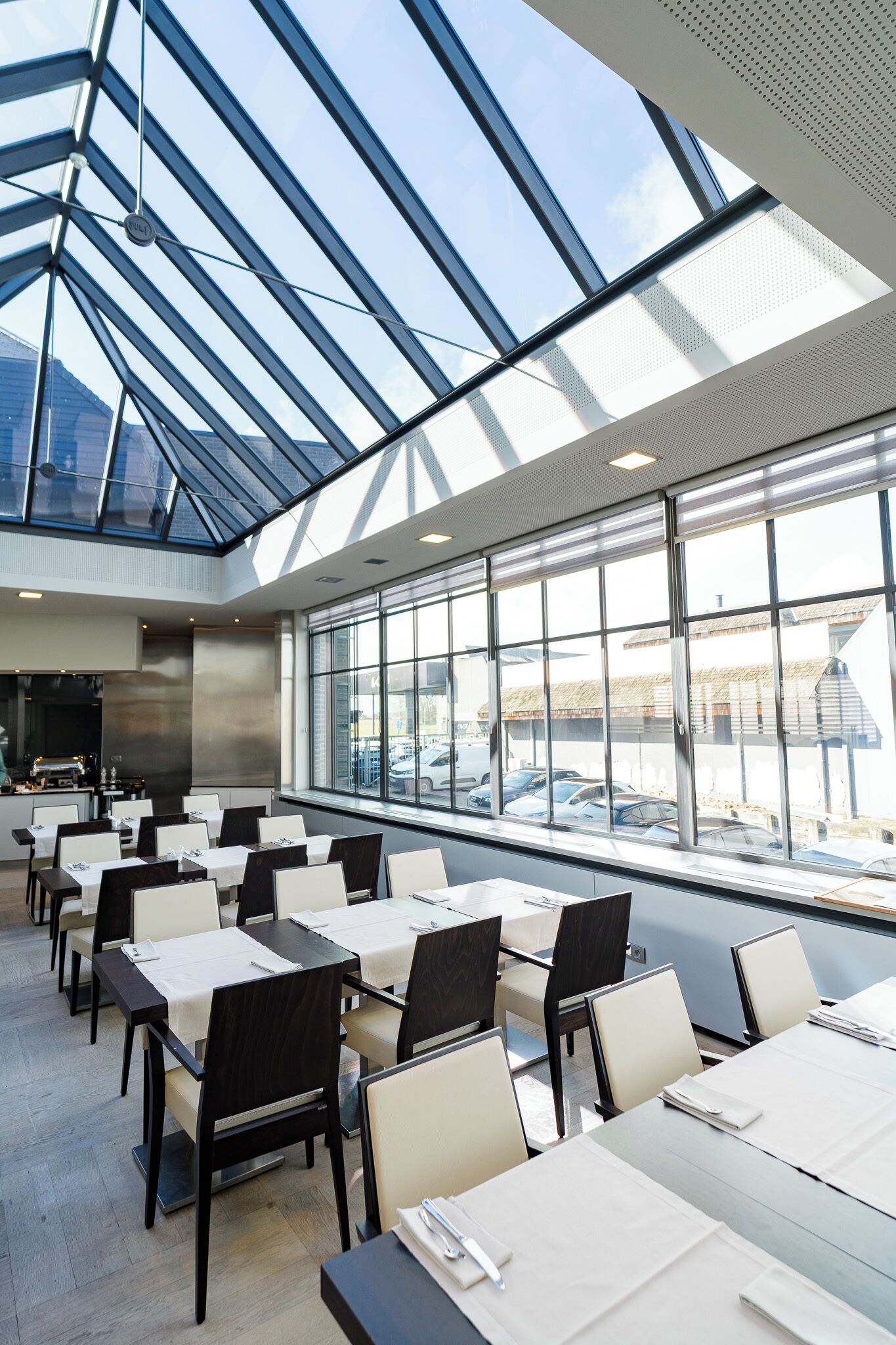 بوفيه فطور يوميًا بتكلفة قدرها (22.5 EUR للشخص)