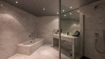 Premium tweepersoonskamer | Badkamer | Een bad/douchecombinatie, gratis toiletartikelen, een haardroger
