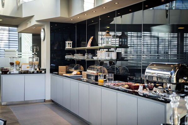 Daily buffet breakfast (EUR 19.50 per person)