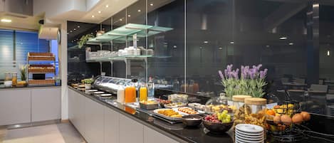 Tägliches Frühstücksbuffet (22.5 EUR pro Person)