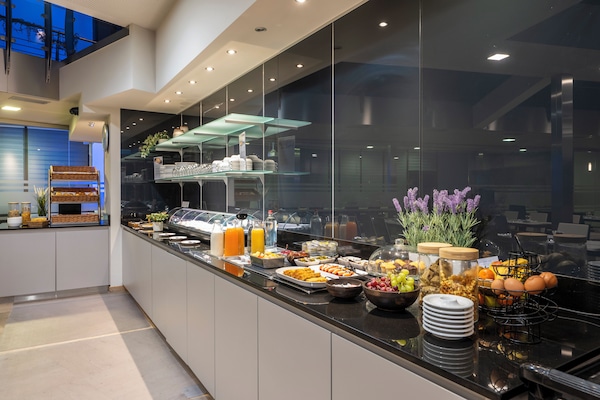 Sarapan bufet setiap hari (EUR 22.5 seorang)