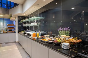 Tägliches Frühstücksbuffet (22.5 EUR pro Person)