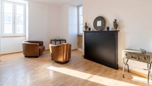 A spacious room with a large window, a fireplace, and a vintage suitcase on a metal stand. - L'Eclose - Kergoz, room in a private home in Guilvinec (Guilvinec)