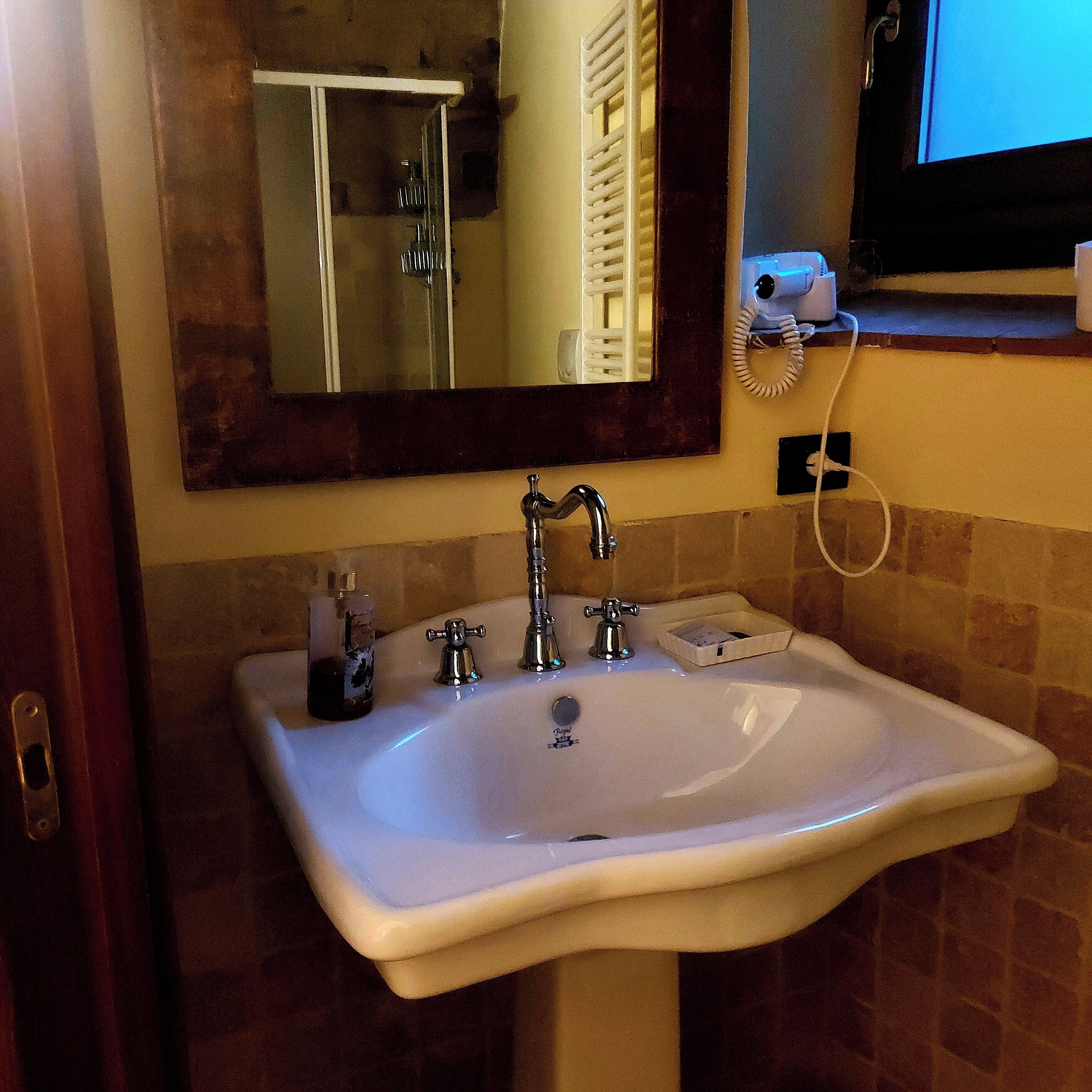 Dusche, Haartrockner, Bidet, Handtücher