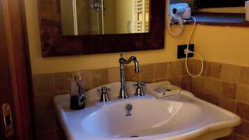 Dusche, Haartrockner, Bidet, Handtücher