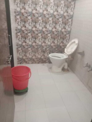 Business Room, 1 Double Bed | Bathroom | Hair dryer, towels, soap, shampoo