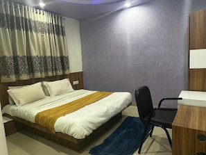 In-room safe, laptop workspace, iron/ironing board, free WiFi