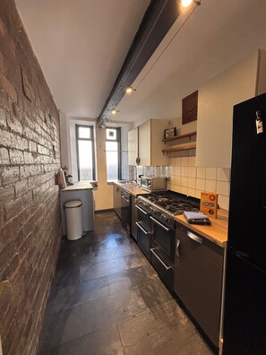 Four à micro-ondes, un four, surface de cuisson, lave-vaisselle