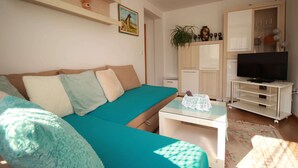 Comfort appartement, uitzicht op tuin | Woonkamer | Flatscreentelevisie