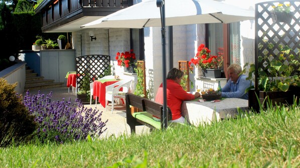 Comfort Apartment, Garden View | Terrace/patio