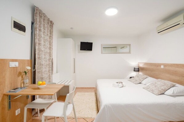 1 bedroom, WiFi, bed sheets