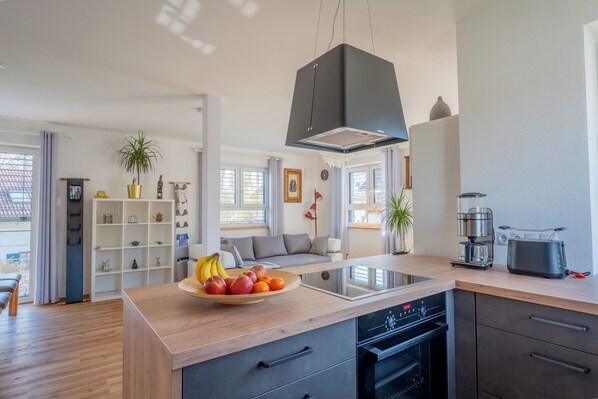 Fridge, microwave, oven, stovetop - Dießen, Ammersee-Nest, new, bright, 90sqm, 2 bedrooms, balcony, parking spaces, premium (Dießen am Ammersee)