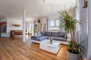 Smart TV, DVD player, books, printers - Dießen, Ammersee-Nest, new, bright, 90sqm, 2 bedrooms, balcony, parking spaces, premium (Dießen am Ammersee)