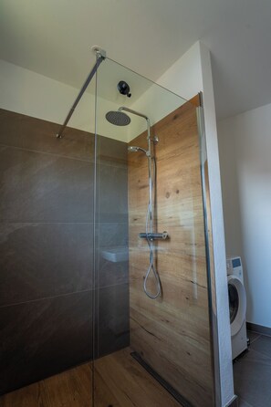 Shower, hair dryer, towels, soap - Dießen, Ammersee-Nest, new, bright, 90sqm, 2 bedrooms, balcony, parking spaces, premium (Dießen am Ammersee)