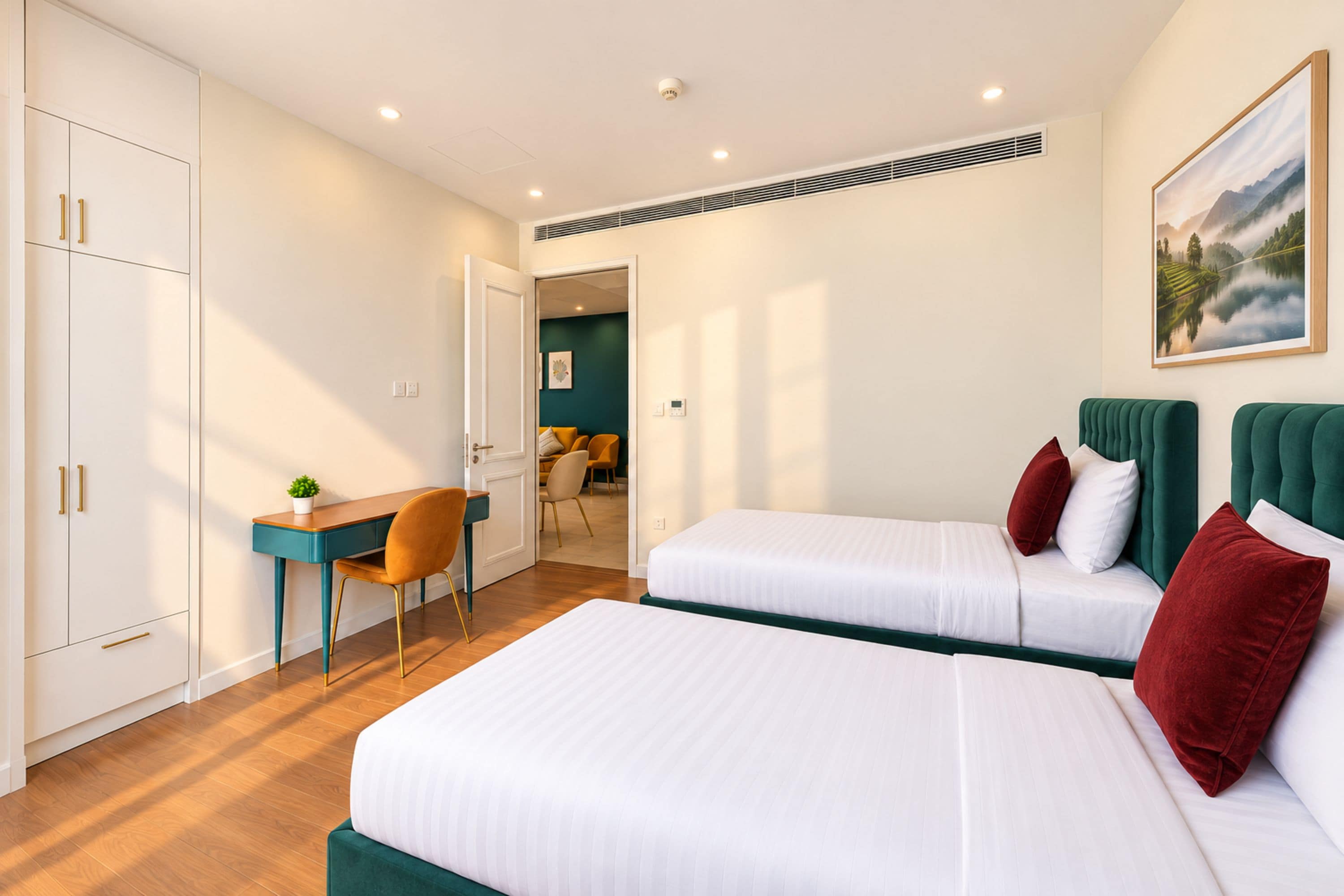 Een hotelkamer met twee bedden, een bureau en een stoel.