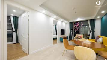 4 bedrooms, Frette Italian sheets, premium bedding, down duvets