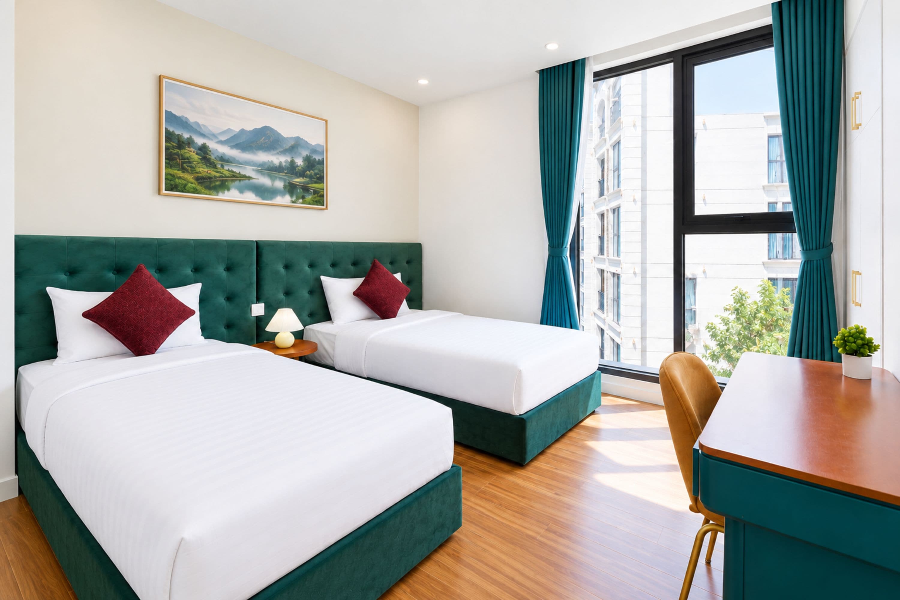 Hotellihuone, jossa on kaksi sänkyä, työpöytä, tuoli ja suuri ikkuna, jossa on verhot.