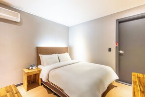 Een bureau, een laptopwerkplek, verduisterende gordijnen