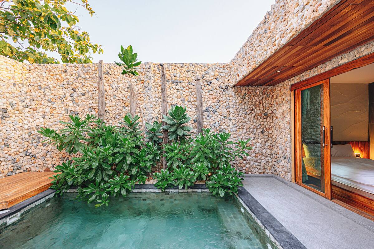 Deluxe Suite, 1 Queen Bed, Poolside | Desk, free WiFi, bed sheets