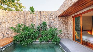 Deluxe Suite, 1 Queen Bed, Poolside | Desk, free WiFi, bed sheets