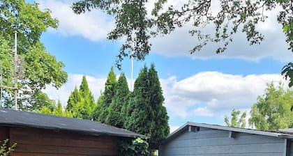 Tinyhouse / chalet at the Rhederlaagse Meren vacation park in NL-Lathum by the lake