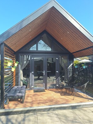 Exterior detail - Tinyhouse / chalet at the Rhederlaagse Meren vacation park in NL-Lathum by the lake (Lathum)