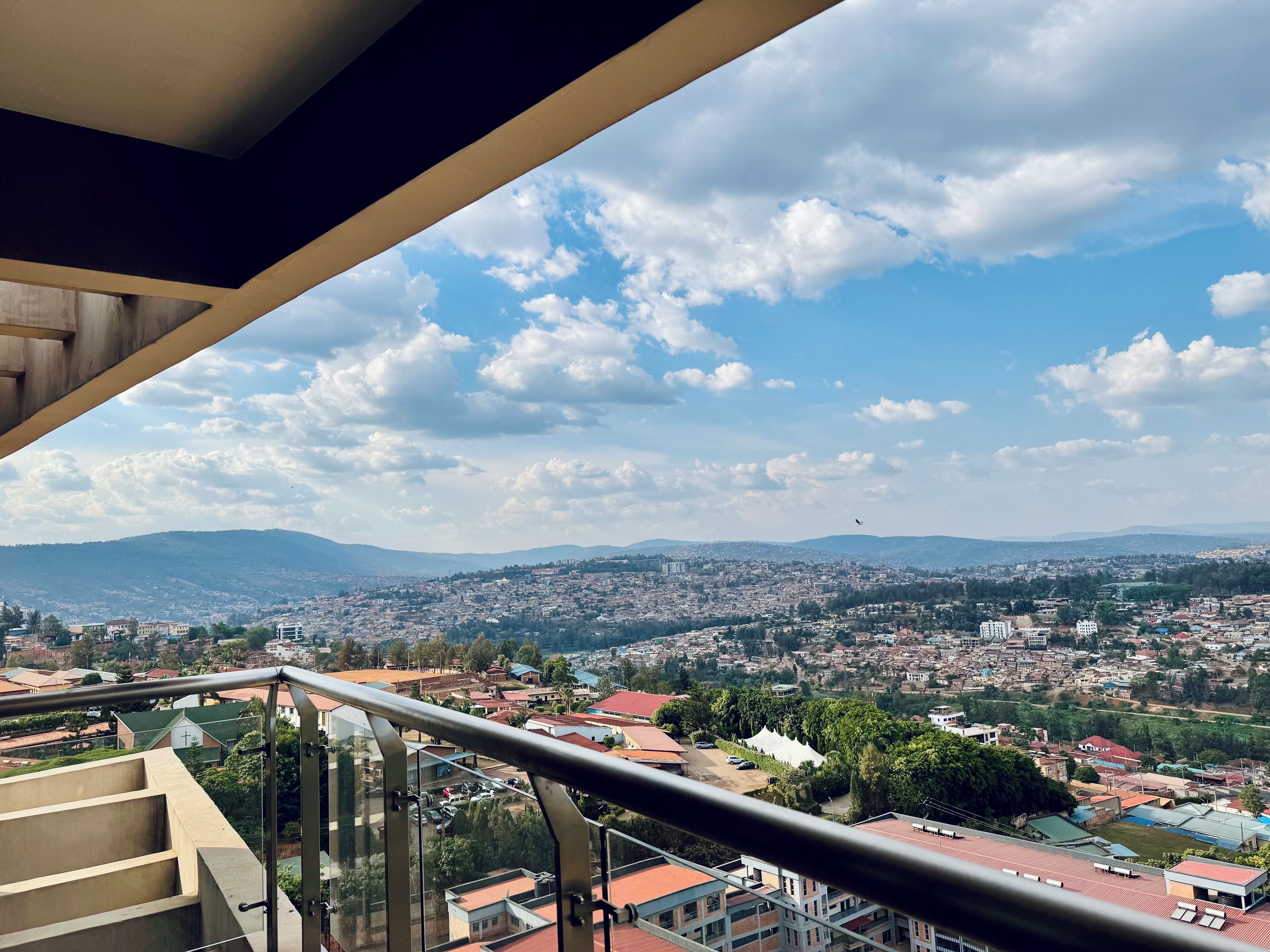 Une vue sur une ville, avec des bâtiments et une chaîne de montagnes en arrière-plan.