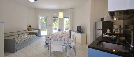 Køleskab, mikrobølgeovn, kogeplade, opvaskemaskine