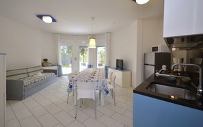 Fridge, microwave, stovetop, dishwasher - Chic apartment for a refined escape by Beahost Rentals (Bibione)