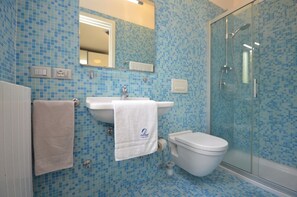 Douche, serviettes fournies