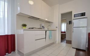 Kühlschrank, Mikrowelle, Herdplatte, Geschirrspüler