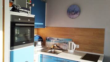 Kühlschrank, Ofen, Herdplatte, Wasserkocher mit Kaffee-/Teezubehör