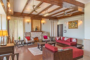 每日供应自助式早餐(每人 INR 2000)