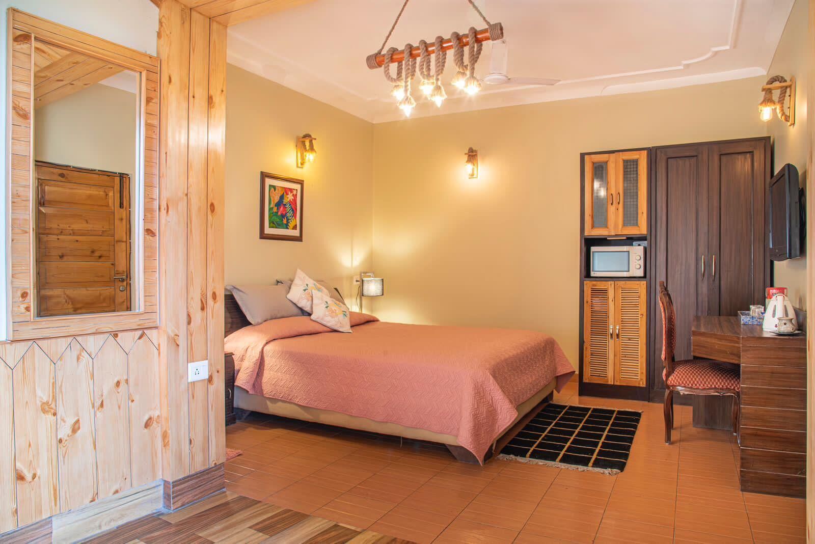 Chambre Deluxe | Ameublement unique, bureau, rideaux d’obscurcissement