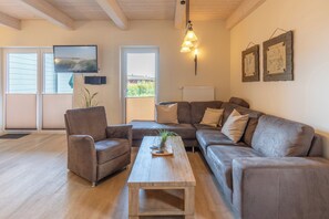 Televisión, chimenea, estéreo