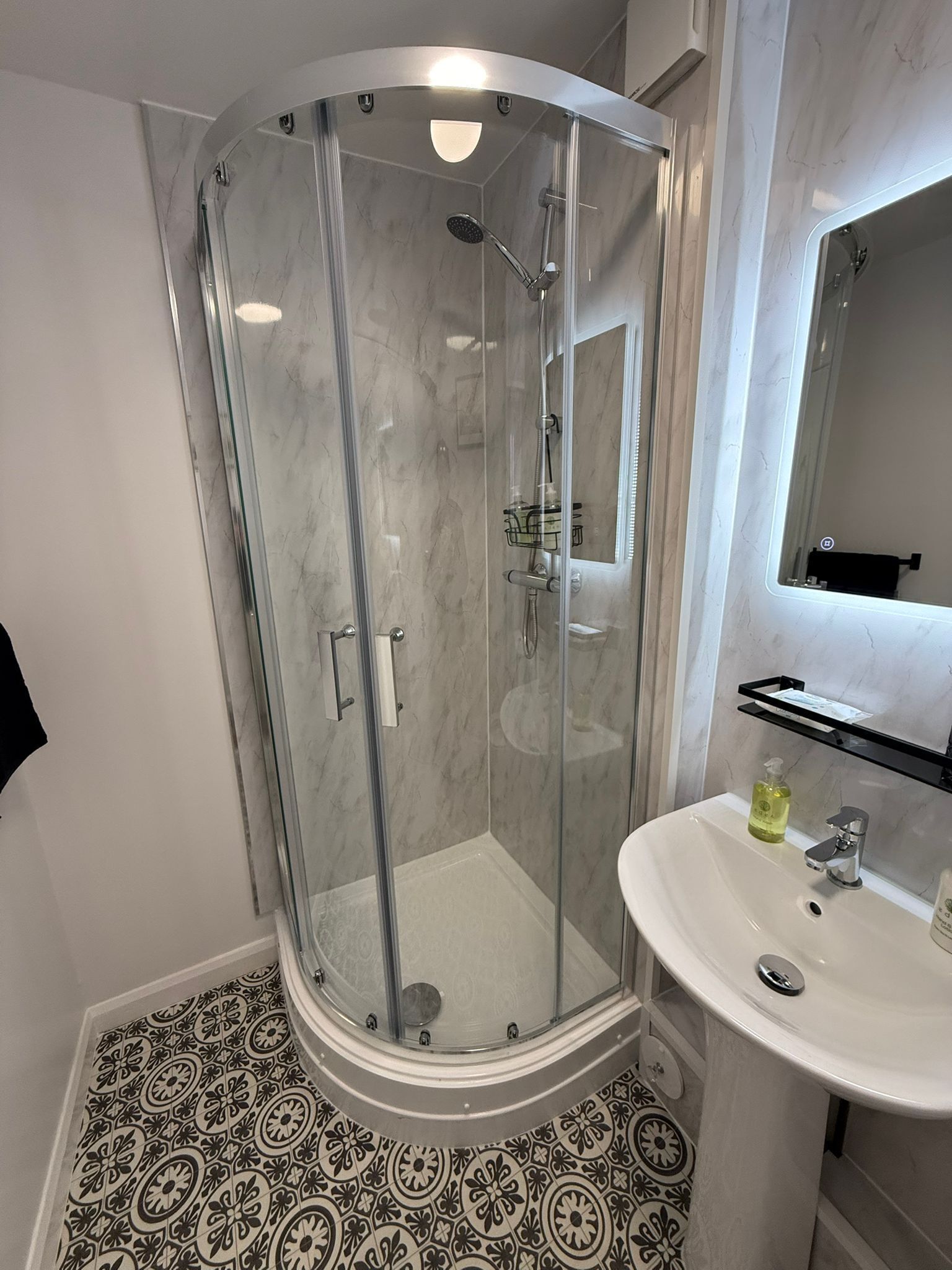 Deluxe Double or Twin Room | Bathroom | Shower, hair dryer, bathrobes, towels